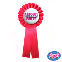 Absolut Lánybúcsú Party feliratos kitűző, hozzá illő rózsaszín szalaggal. A népszerű vodkára hajazó design-nal. Ha szereted ezt a márkás orosz italt, akkor ez a kitűző ütni fog a lánybúcsúztató partidon.