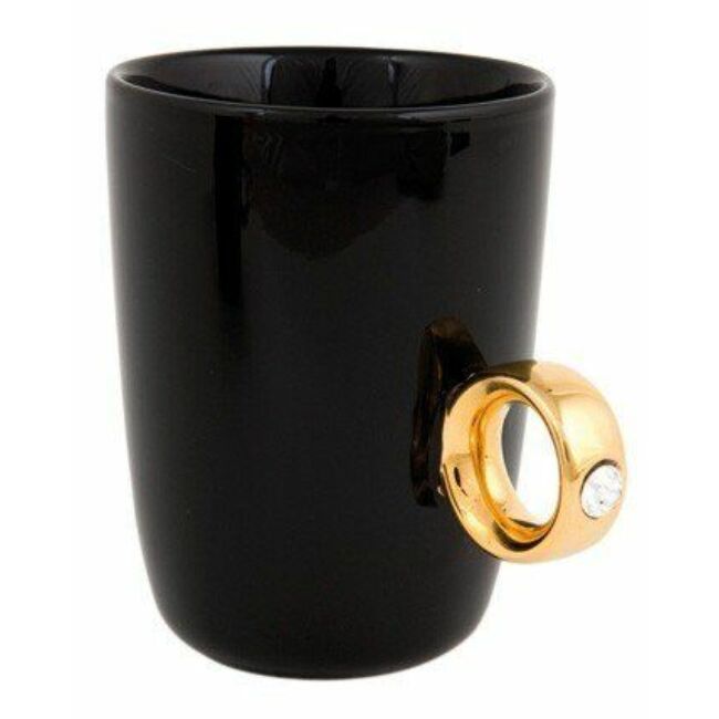 Fekete eljegyzesi bögre arany gyűrűvel