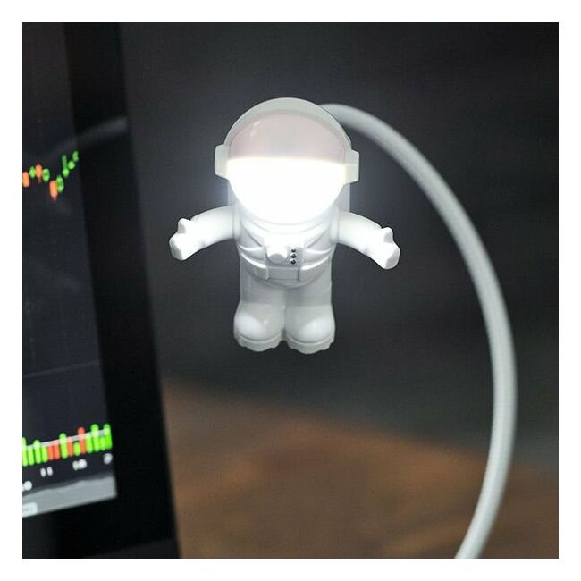 Ez a kis űrhajós segít fényt vinni az életedbe a 2db LED lámpával a sisakjában. Hajlítható tartóval, könnyen oda állíthatod, ahova szeretnéd.