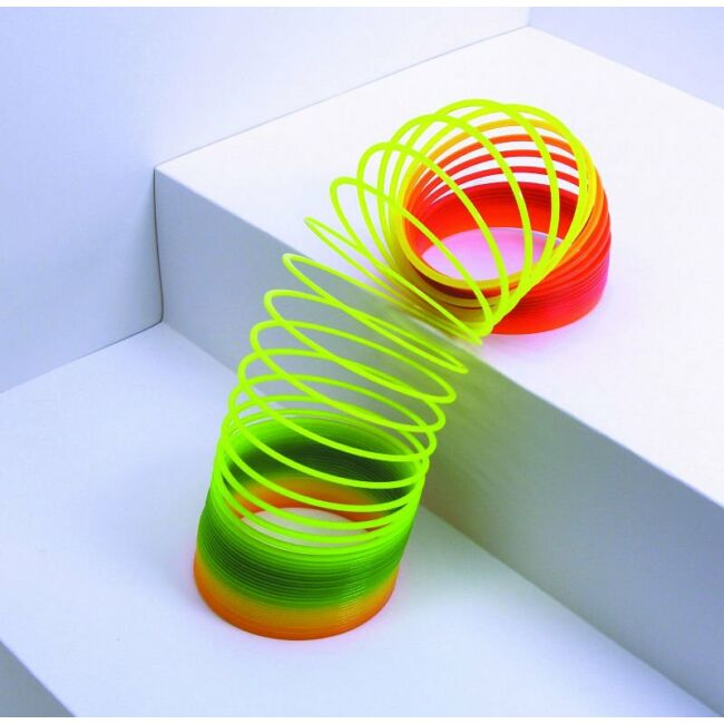 Slinky lépcsőn lépegető rugó - szivárvány színű