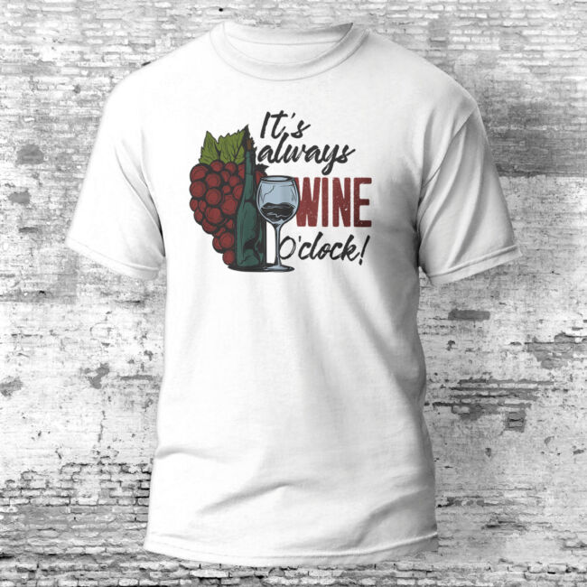 "It's always wine o'clock" feliratos és boros, szőlős mintás póló a finom borok kedvelőinek. Ha van rokonod vagy barátod, aki imádja a bort, akkor neki ez a póló egy tökéletes ajándék lehet.