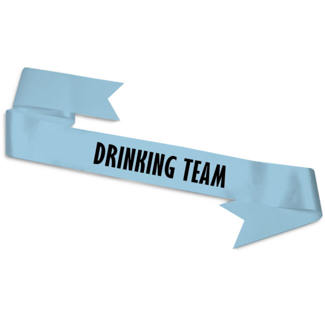Drinking Team feliratos szalag a legénybúcsú minden résztvevőjének. Kék színben, ráadás szalagfogóval.